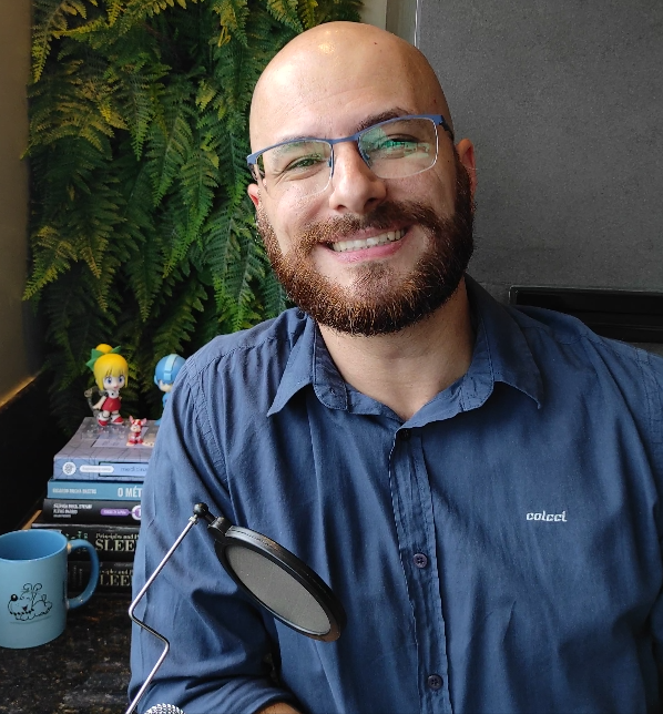 Foto do Dr. Leonardo Vivas em seu escritório.